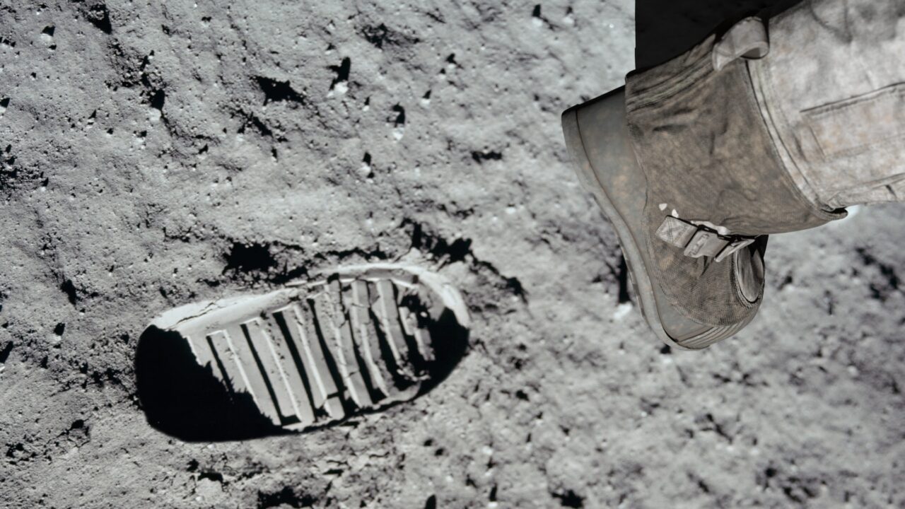 3D rendering. Lunar astronaut walking on the moon's surface and leaves a footprint in the lunar soil. CG Animation. Elements of this image furnished by NASA